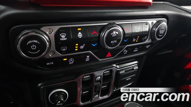 Jeep Wrangler 2021 — photo 22