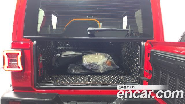 Jeep Wrangler 2021 — photo 26