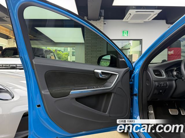 Volvo V60 2018 — photo 13
