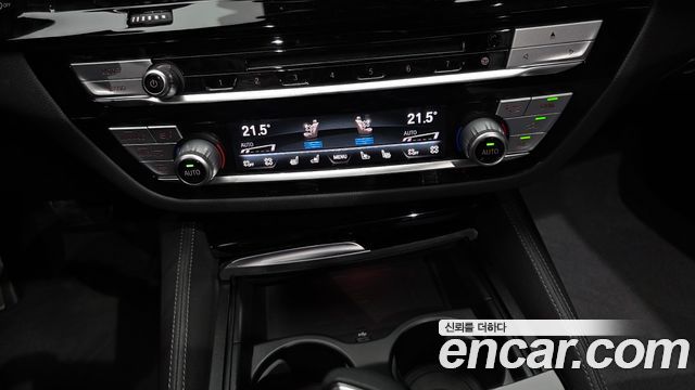 BMW 5-Series 2019 — photo 23