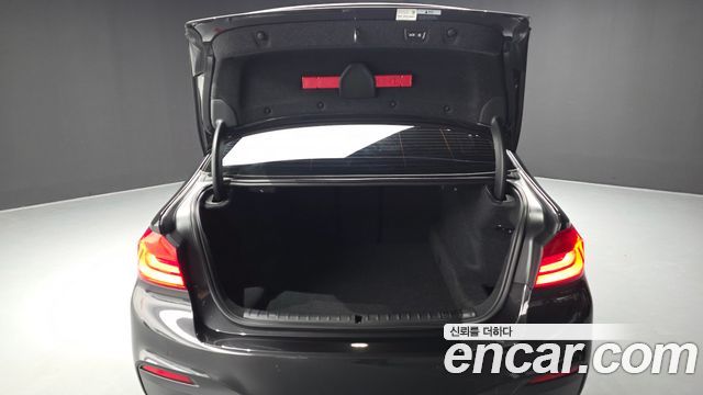 BMW 5-Series 2019 — photo 26