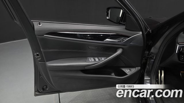 BMW 5-Series 2019 — photo 14