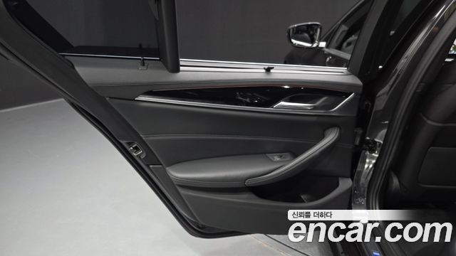 BMW 5-Series 2019 — photo 15