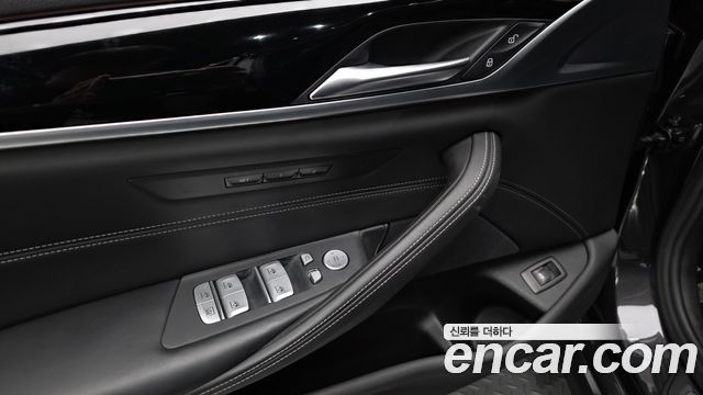 BMW 5-Series 2019 — photo 28