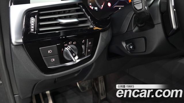 BMW 5-Series 2019 — photo 29