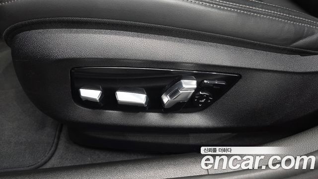 BMW 5-Series 2019 — photo 32