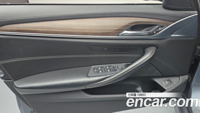 BMW 5-Series 2017 — photo 14