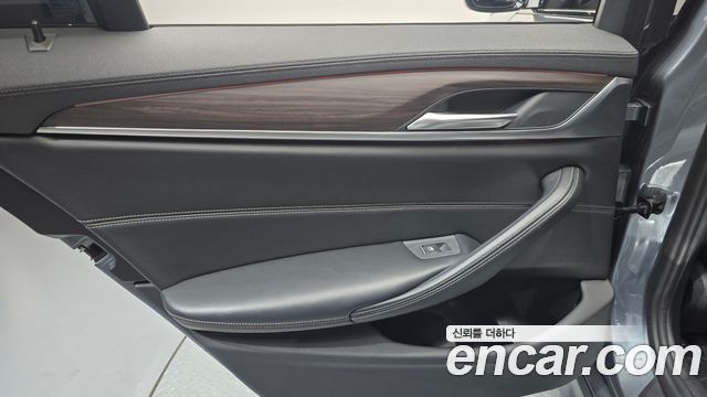 BMW 5-Series 2017 — photo 15
