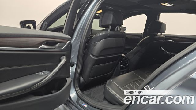 BMW 5-Series 2017 — photo 35