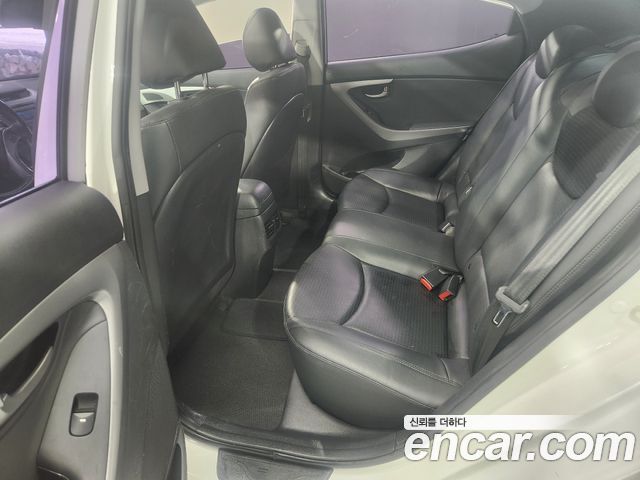 Hyundai AVANTE 2014 — photo 18