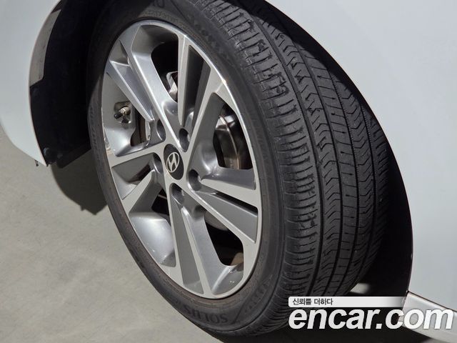 Hyundai AVANTE 2018 — photo 15