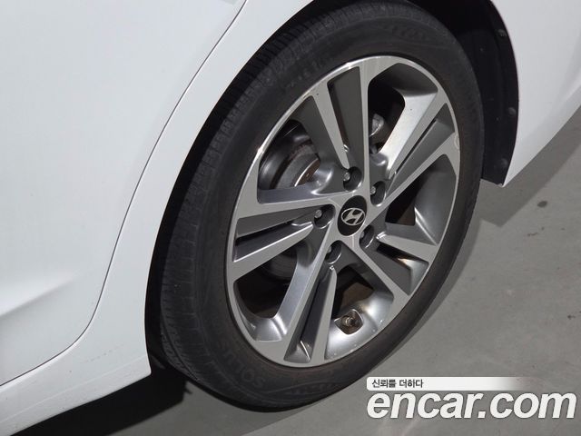 Hyundai AVANTE 2018 — photo 16