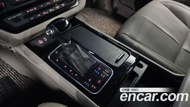 Kia Canival 2015 — photo 12