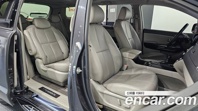 Kia Canival 2015 — photo 17