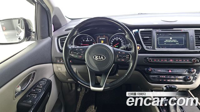Kia Canival 2015 — photo 18