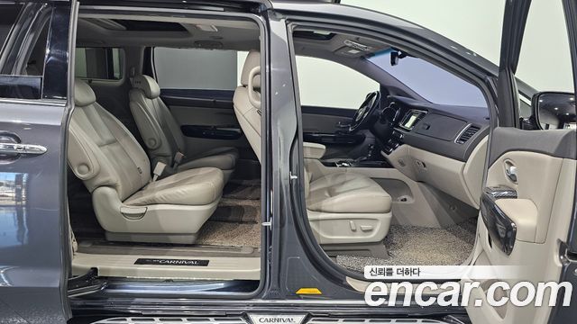 Kia Canival 2015 — photo 16
