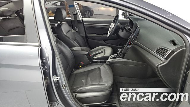 Hyundai AVANTE 2018 — photo 13
