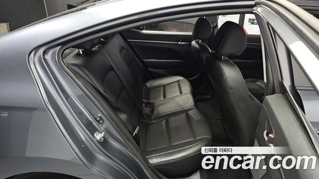Hyundai AVANTE 2018 — photo 16