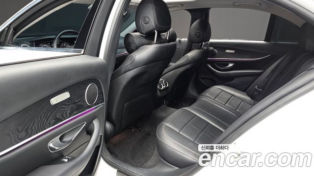 Mercedes-Benz E-Class 2017 — photo 11