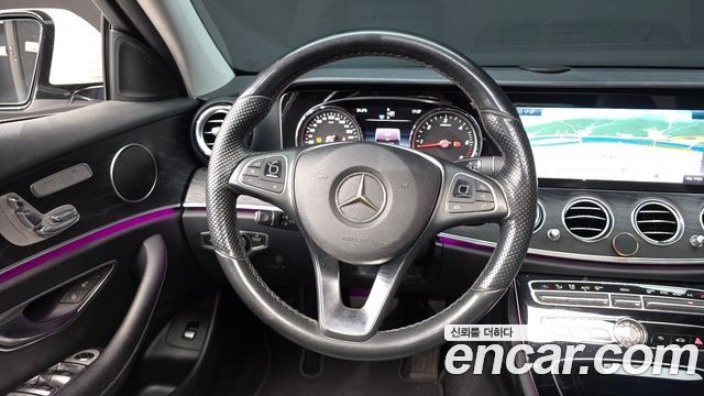Mercedes-Benz E-Class 2017 — photo 12