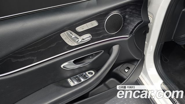 Mercedes-Benz E-Class 2017 — photo 17