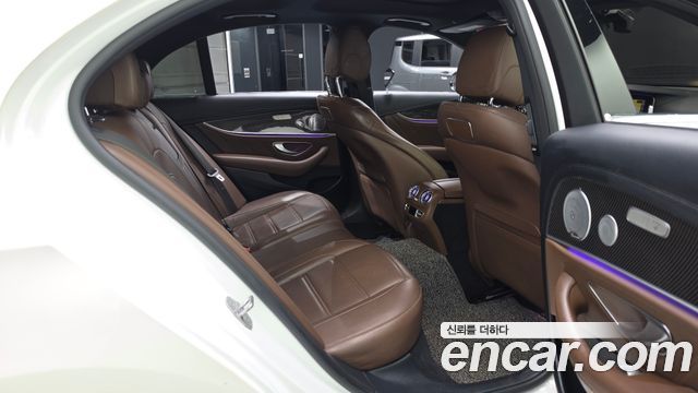 Mercedes-Benz E-Class 2018 — photo 18