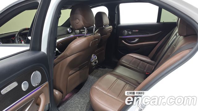 Mercedes-Benz E-Class 2018 — photo 16
