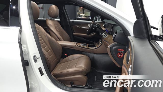 Mercedes-Benz E-Class 2021 — photo 17