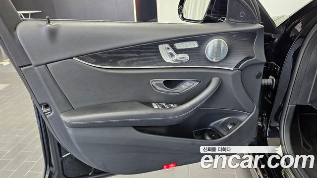Mercedes-Benz E-Class 2020 — photo 14