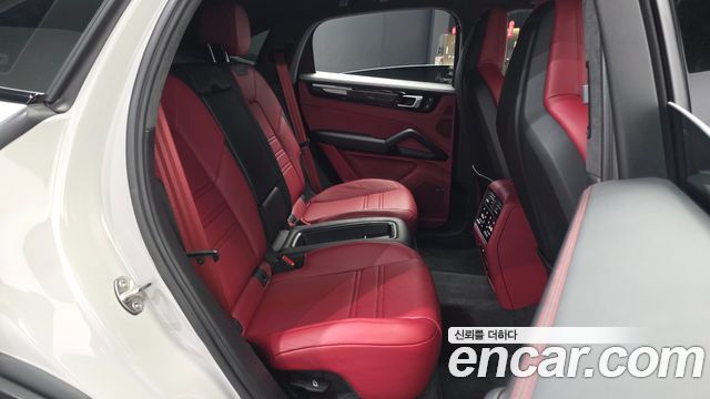 Porsche Cayenne 2023 — photo 17