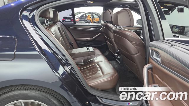 BMW 5-Series 2018 — photo 17
