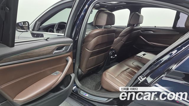 BMW 5-Series 2018 — photo 18
