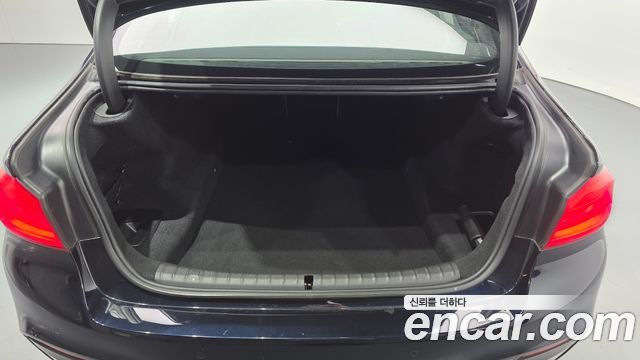 BMW 5-Series 2018 — photo 25