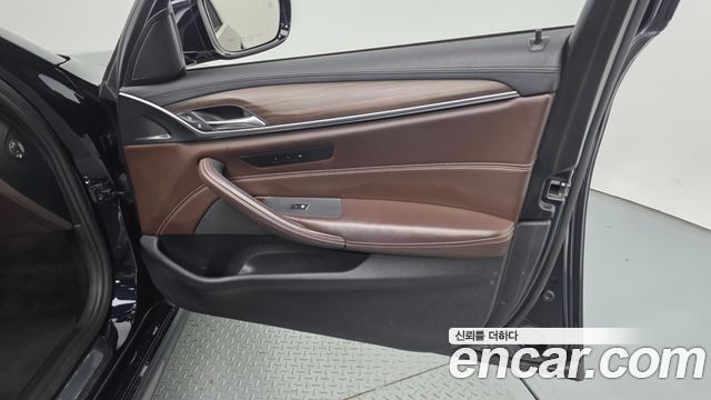 BMW 5-Series 2018 — photo 14