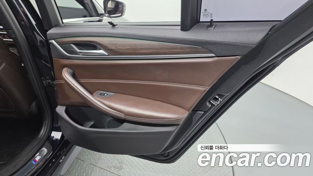 BMW 5-Series 2018 — photo 15