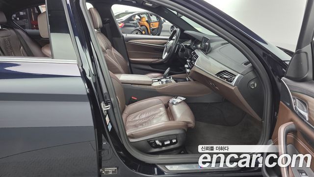 BMW 5-Series 2018 — photo 16