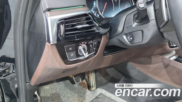 BMW 5-Series 2018 — photo 28