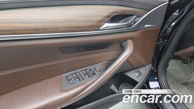 BMW 5-Series 2018 — photo 30