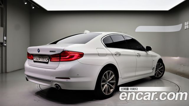 BMW 5-Series 2018 — photo 2