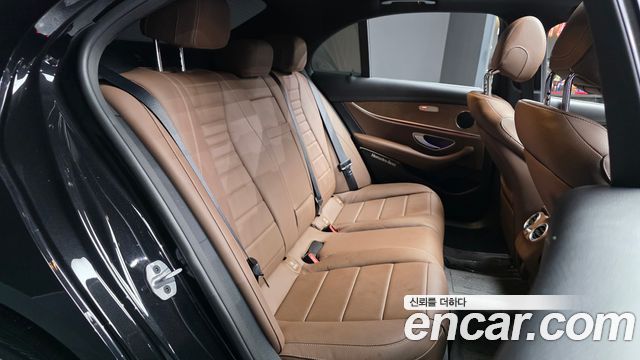 Mercedes-Benz E-Class 2021 — photo 18