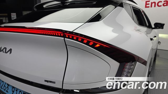 Kia EV6 2023 — photo 9