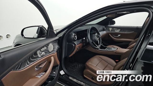 Mercedes-Benz E-Class 2023 — photo 13