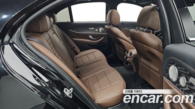 Mercedes-Benz E-Class 2023 — photo 18