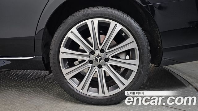 Mercedes-Benz E-Class 2023 — photo 7