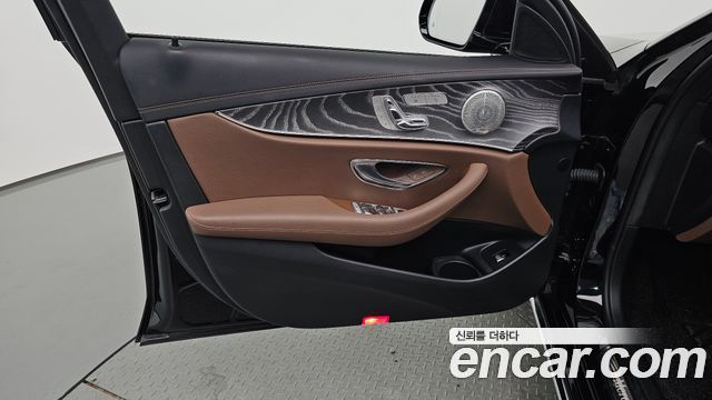 Mercedes-Benz E-Class 2023 — photo 14