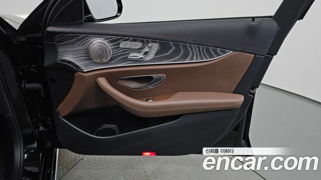 Mercedes-Benz E-Class 2023 — photo 15