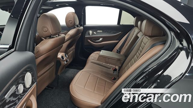 Mercedes-Benz E-Class 2023 — photo 16