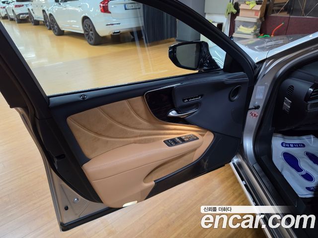 Lexus LS 2022 — photo 16
