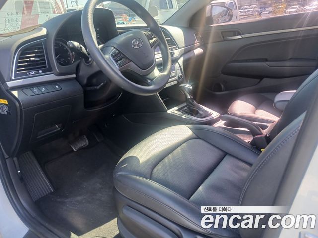 Hyundai AVANTE 2018 — photo 11