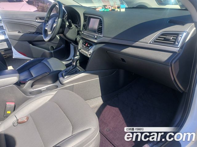 Hyundai AVANTE 2018 — photo 12